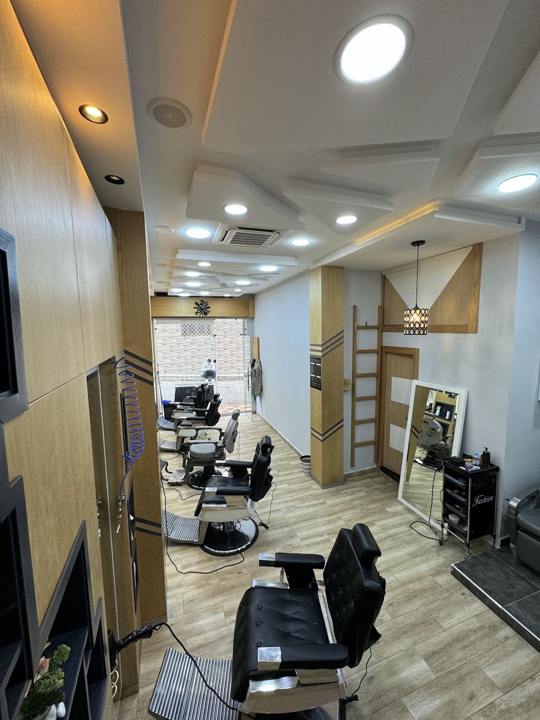 L’intérieur du salon Moustache Barbershop